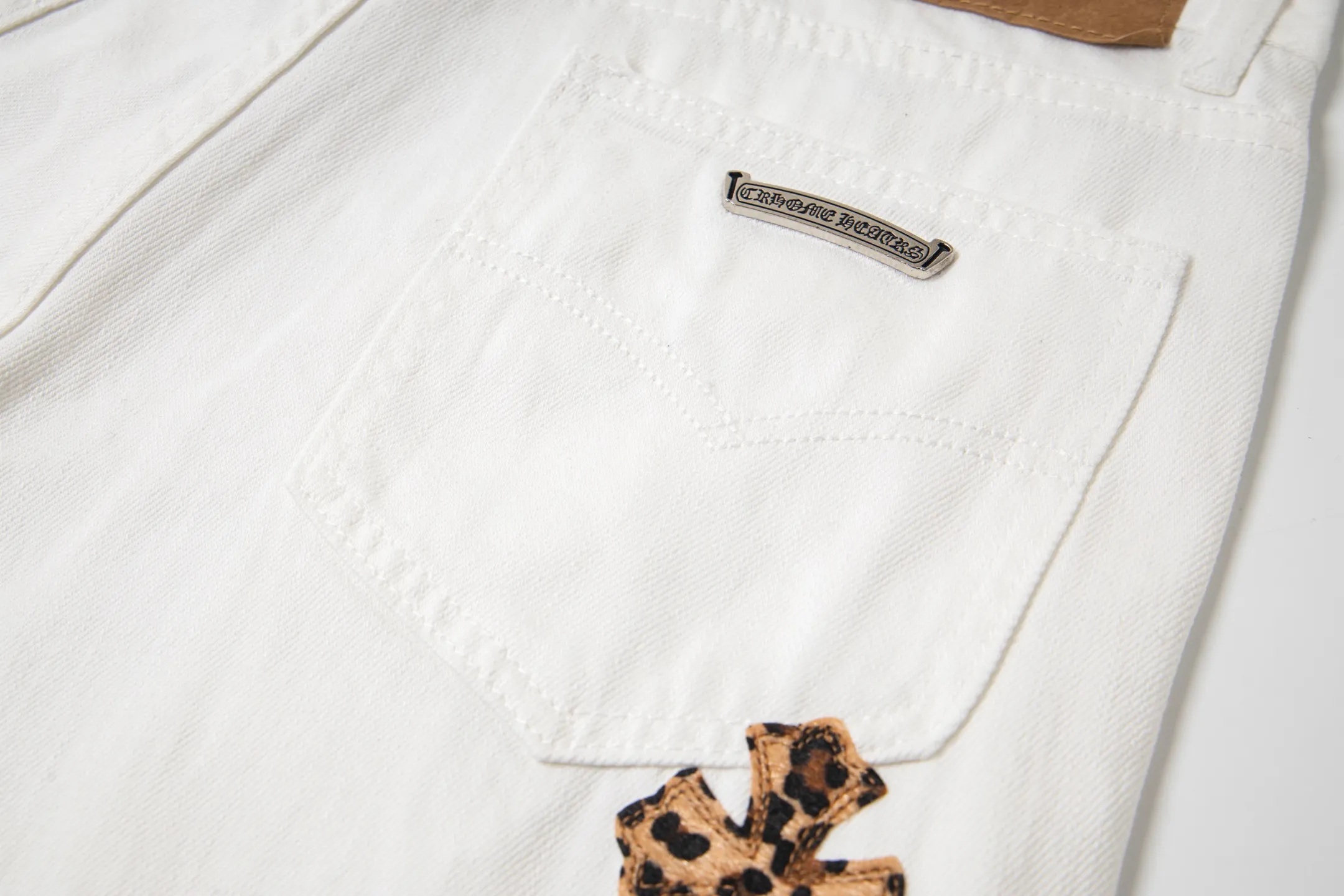 P220 Chrome Hearts｜CH Chrome Hearts 25SS high street jeans with leopard print and vintage graffiti paintings. Chrome Hearts are the most popular pants in color. Made of beaded canvas fabric, heavy washing makes the upper body of the fabric more textured and the pants are tall and straight! The three-dimensional cutting of the whole trousers is a masterpiece! The hardware is customized by zp. The beaded canvas fabric is thick and soft after being washed. It has good breathability. Customized small leather label. Unique design. The details are simple and elegant, and the workmanship is exquisite. The whole trousers are neatly routed and the details are in place! It’s so cool that both men and women can easily control the genderless trend! Style number: 1720# Color: White Size: 28 30 32 34 36
